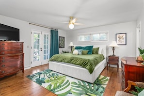 5 bedrooms, desk, iron/ironing board, travel cot