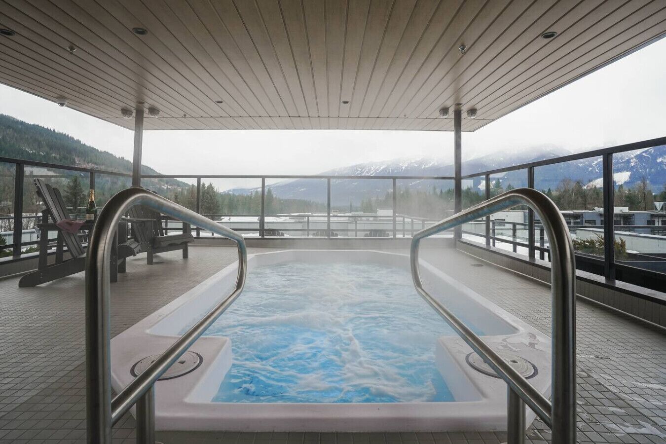 Banyera d'hidromassatge a l'aire lliure