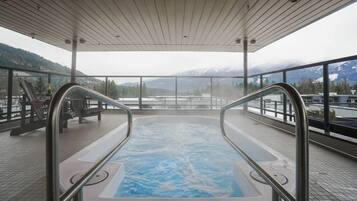 Banyera d'hidromassatge a l'aire lliure