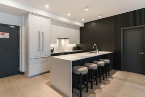 Frigorífico, microondas, horno y placa de cocina