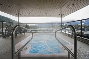 Outdoor spa tub - That 70s Chalet in the Mackenzie Village (Revelstoke)