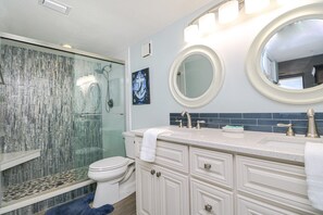 Shower, hair dryer, towels - Barefoot Trace 109-Direct Oceanfront Premium Two Bedroom Condo (St. Augustine)