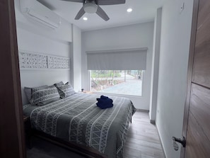 2 bedrooms, internet, bed sheets - Epic Ocean Views, New Modern Oceanfront, Walk to Everything (West End Roatan)