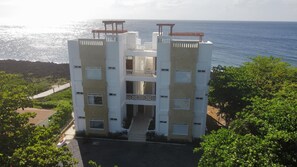 Exterior - Epic Ocean Views,  New Modern Oceanfront, Walk to Everything (West End Roatan)