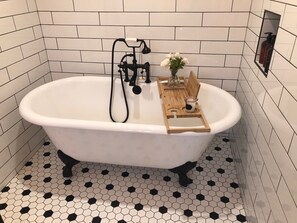 Secadora de cabello, toallas, jabón, papel de baño 