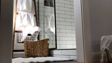 Hårføner, håndklær, såpe og toalettpapir