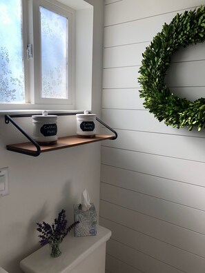 Interior - Cozy 1-bedroom British Suite in cool Boise with 18" Cast Iron Soaking tub (Boise)