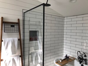 Haartrockner, Handtücher, Seife, Toilettenpapier