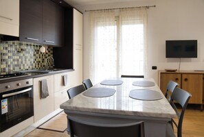 Fridge, microwave, oven, stovetop - Cuor di Pescarenico - Two Bedroom Apartment, Sleeps 6 (Lecco)