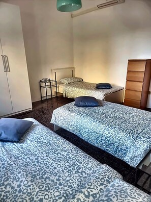 Free WiFi, bed sheets - Queen Home Maggiore - One Bedroom Apartment, Sleeps 5 (Bologna)