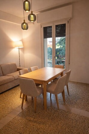 Dining - Queen Home Maggiore - One Bedroom Apartment, Sleeps 5 (Bologna)