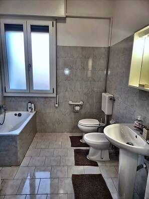 Secadora de cabello, bidet, toallas 