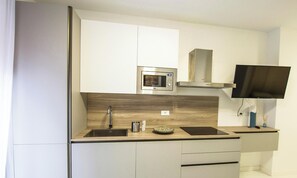 Fridge, microwave, oven, stovetop - Queen Home Martinne - One Bedroom Apartment, Sleeps 3 (Bologna)