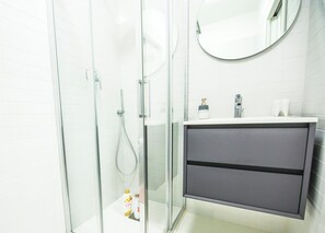 Shower, hair dryer, bidet, towels - Queen Home Martinne - One Bedroom Apartment, Sleeps 3 (Bologna)