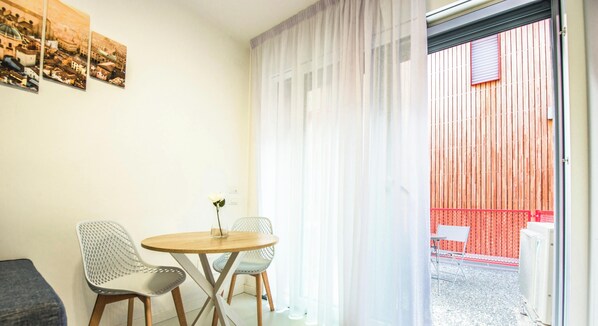 Interior - Queen Home Martinne - One Bedroom Apartment, Sleeps 3 (Bologna)