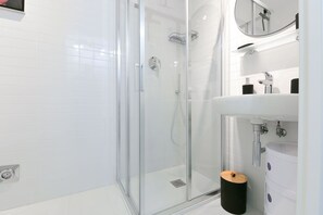 Shower, hair dryer, bidet, towels - Queen Home Mary Rose (Bologna)