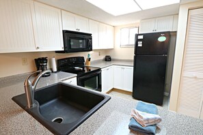 Fridge, microwave, oven, stovetop - Ocean Village Club Condo P17 (St. Augustine)