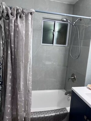 Secadora de cabello, toallas, jabón, papel de baño 