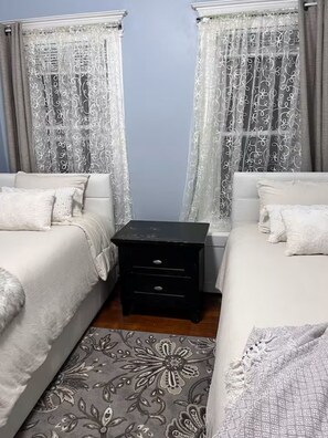 3 habitaciones, tabla de planchar con plancha, wifi y ropa de cama 