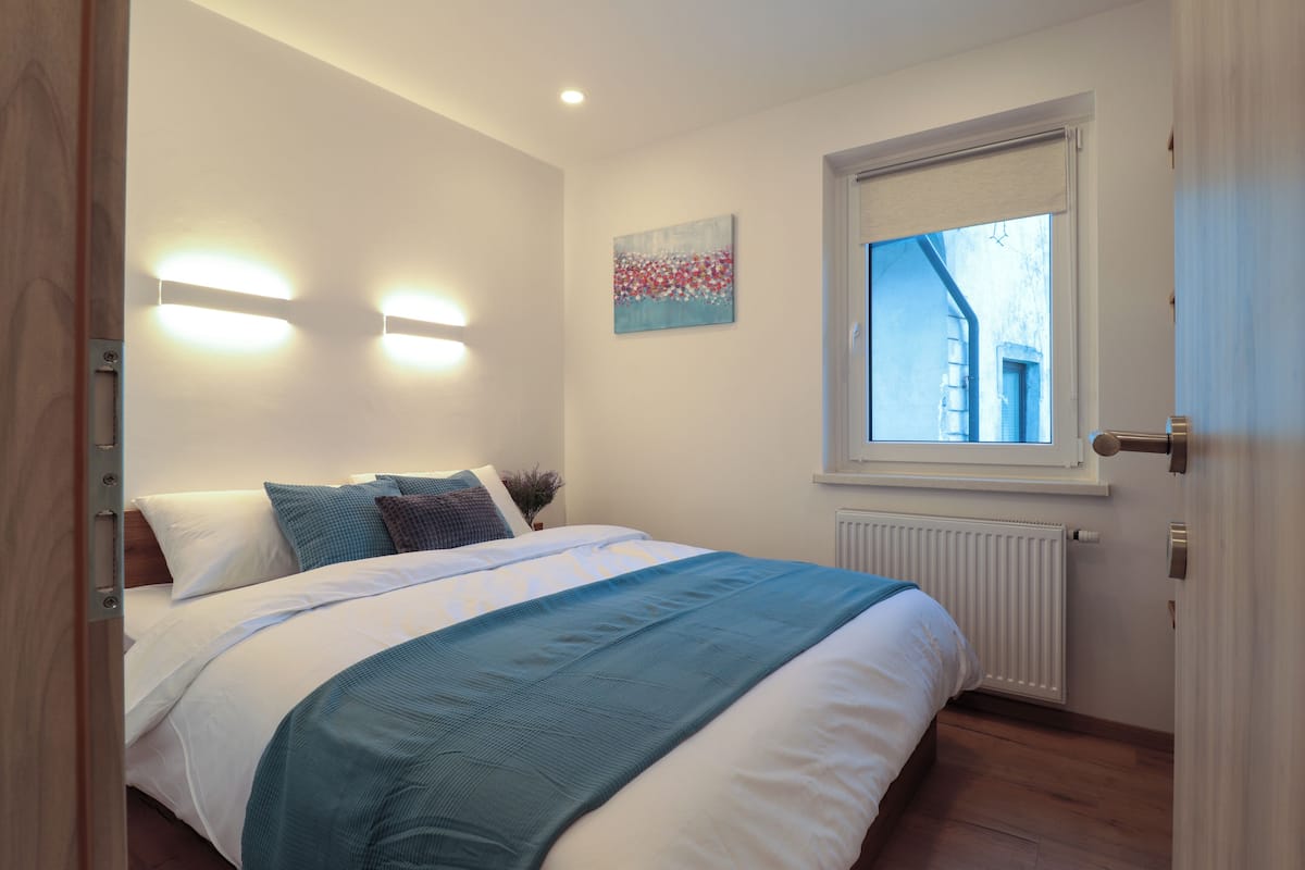 Departamento, se aceptan mascotas, vista a la ciudad | Caja de seguridad en la habitación y cortinas blackout