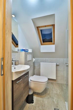 Departamento, se aceptan mascotas, vista a la montaña | Baño | Regadera, secadora de cabello, toallas, jabón 