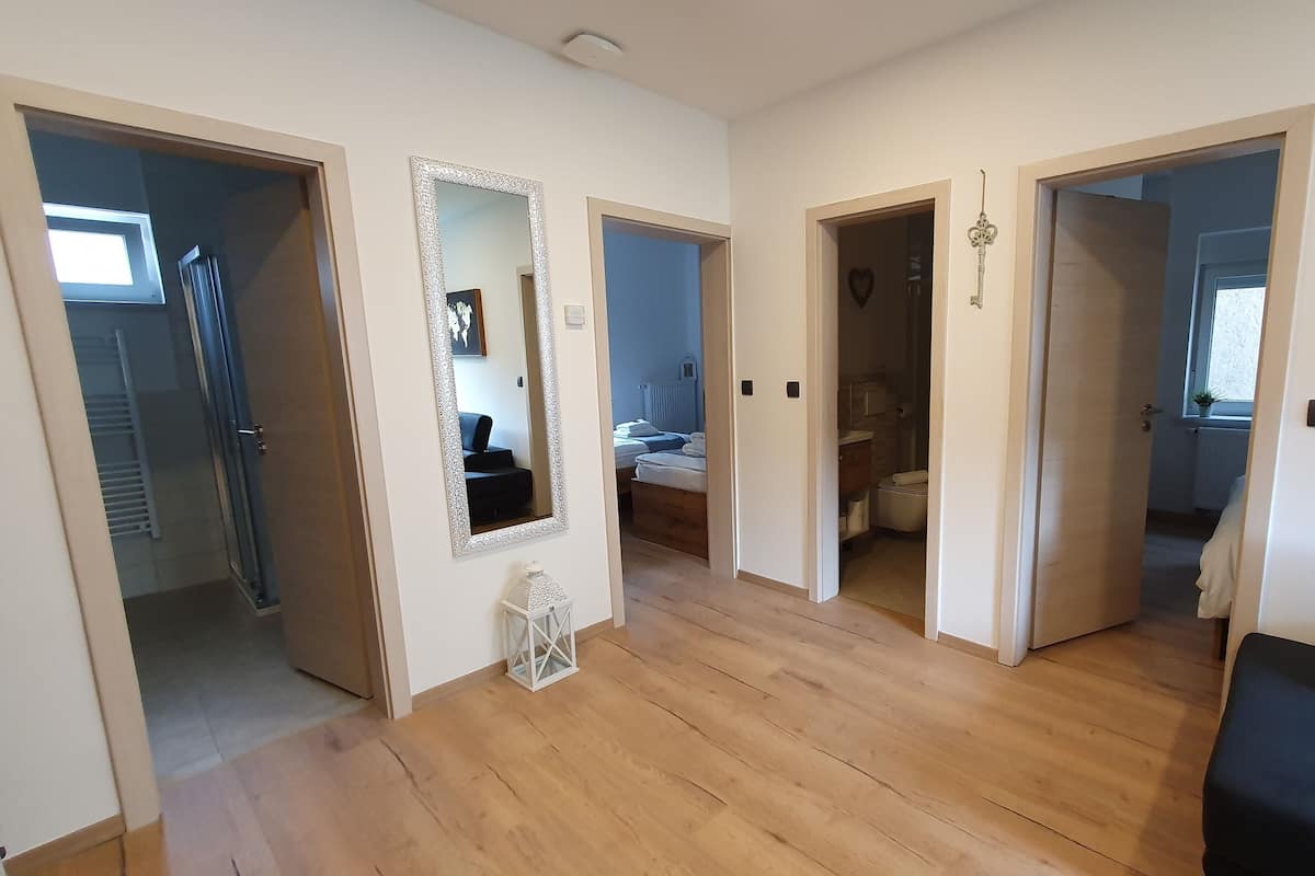 Departamento Premium, 2 habitaciones, balcón, vista a la montaña | Caja de seguridad en la habitación y cortinas blackout