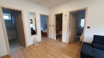 Departamento Premium, 2 habitaciones, balcón, vista a la montaña | Caja de seguridad en la habitación y cortinas blackout