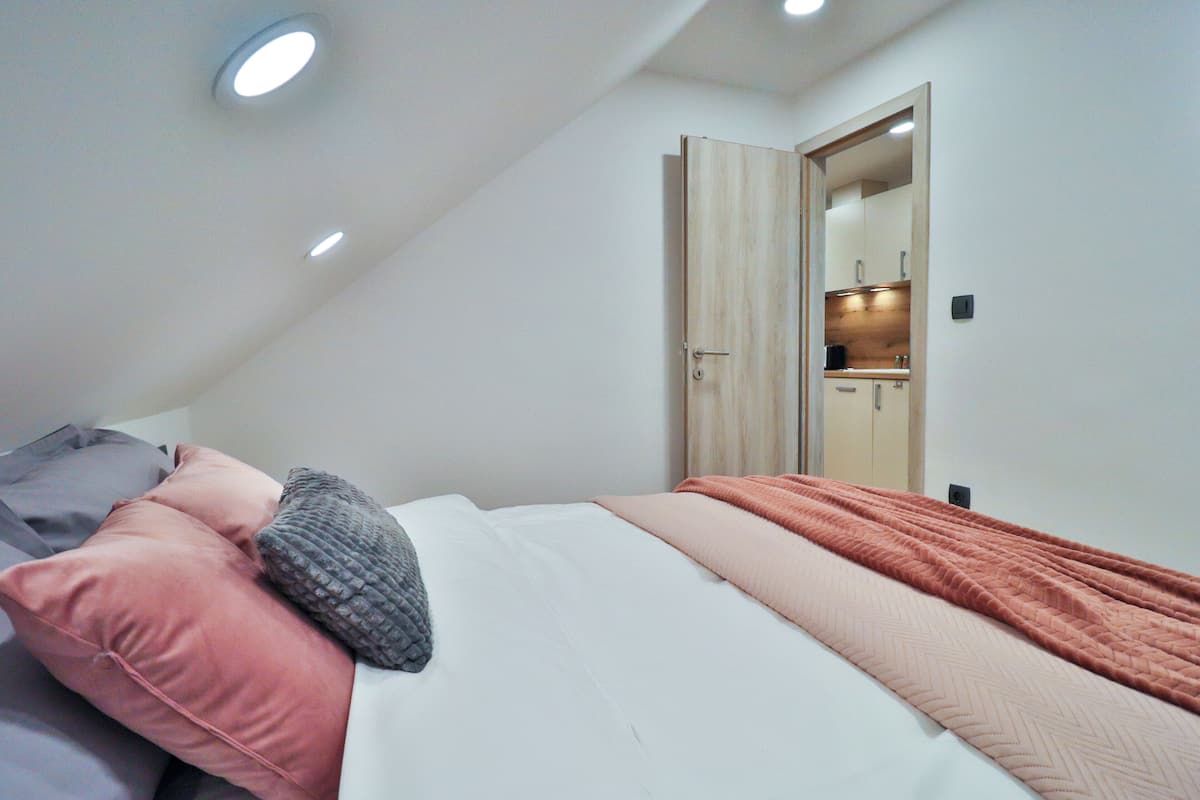 Departamento, se aceptan mascotas, vista a la ciudad | Caja de seguridad en la habitación y cortinas blackout