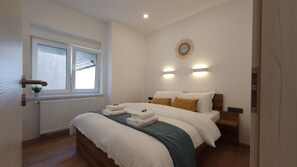 Premium Apartment, 2 Bedrooms, Balcony, Mountain View