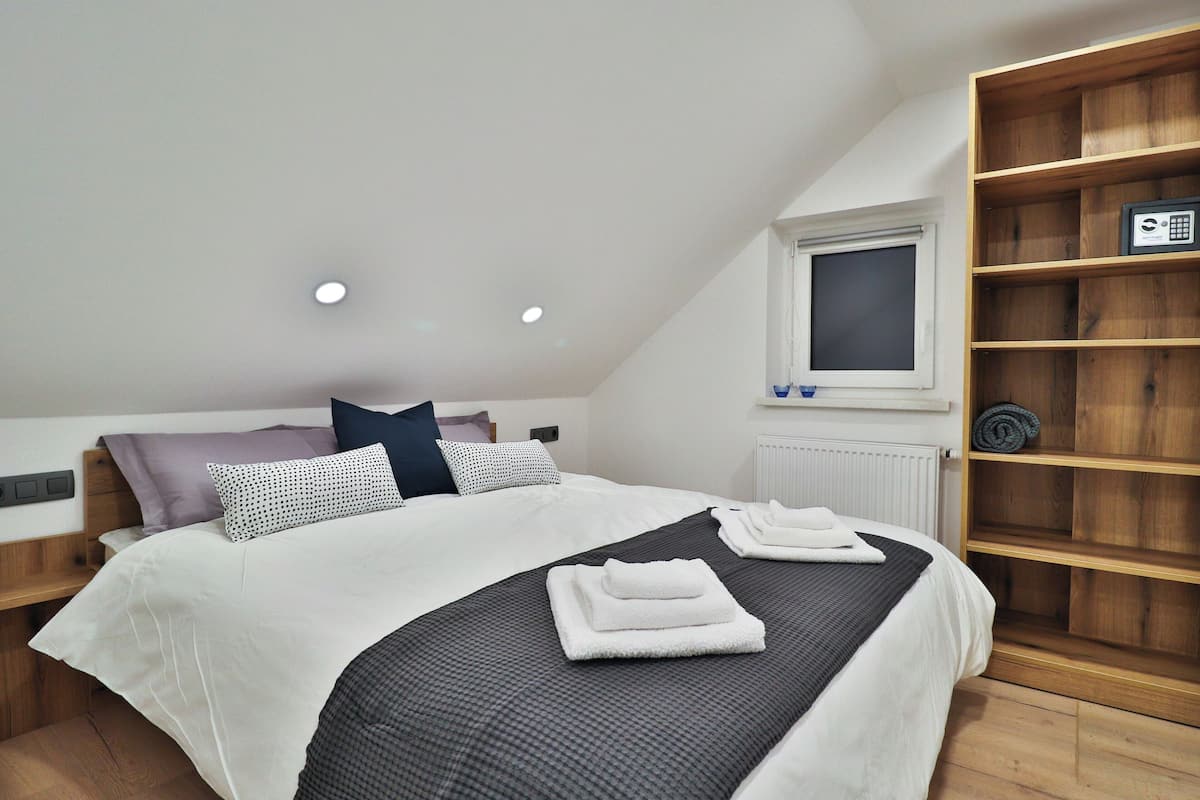 Departamento, se aceptan mascotas, vista a la montaña | Caja de seguridad en la habitación y cortinas blackout