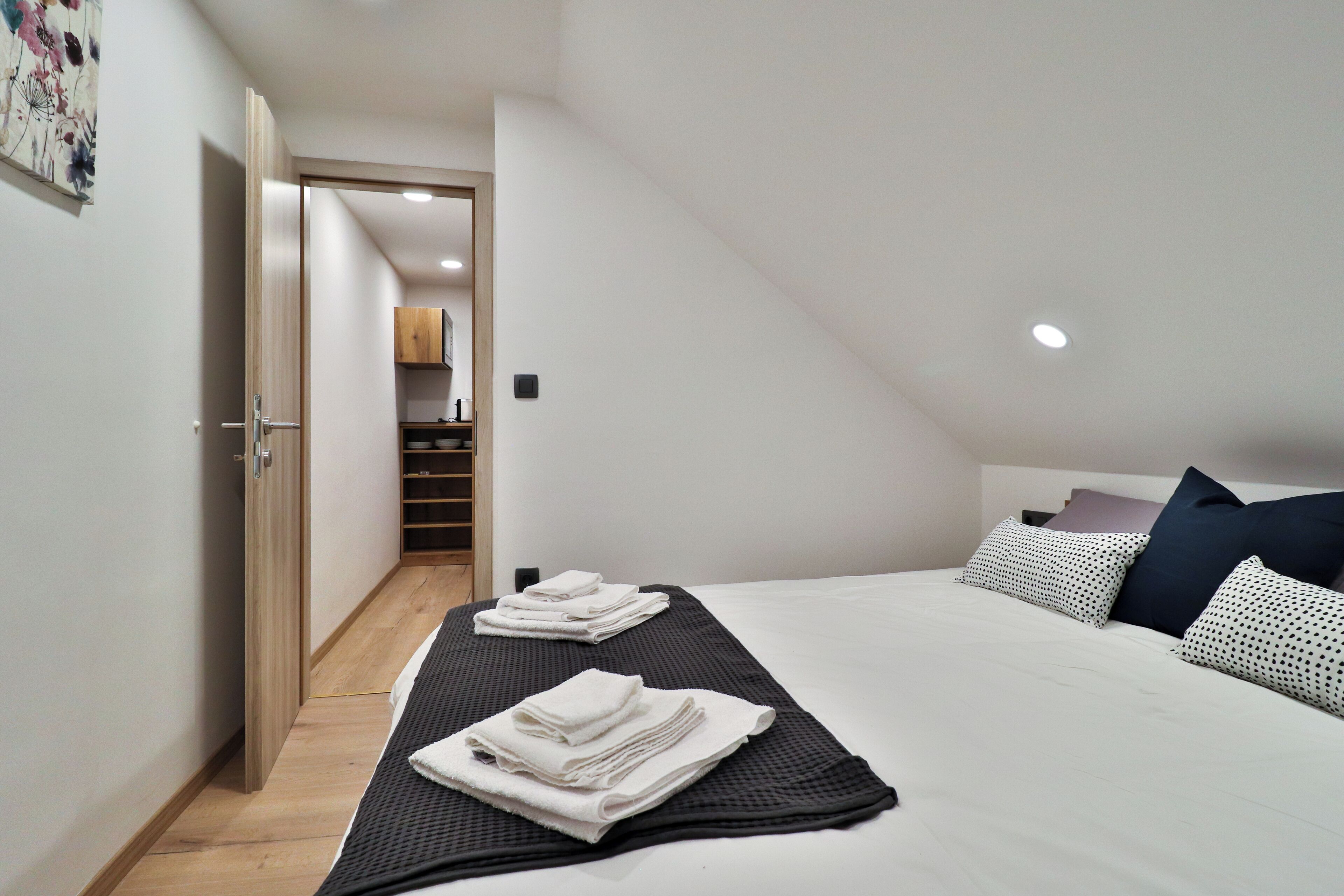 Apartment, Pets allowed, Mountain View | In-room safe, blackout curtains, iron/ironing board, free WiFi