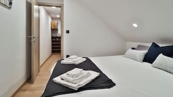 Apartment, Pets allowed, Mountain View | In-room safe, blackout curtains, iron/ironing board, free WiFi
