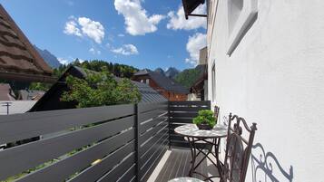 Premium Apartment, 2 Bedrooms, Balcony, Mountain View | Outdoor dining
