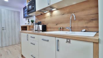 Apartment, Pets Allowed, City View | Private kitchen | Microwave, stovetop, espresso maker, coffee/tea maker