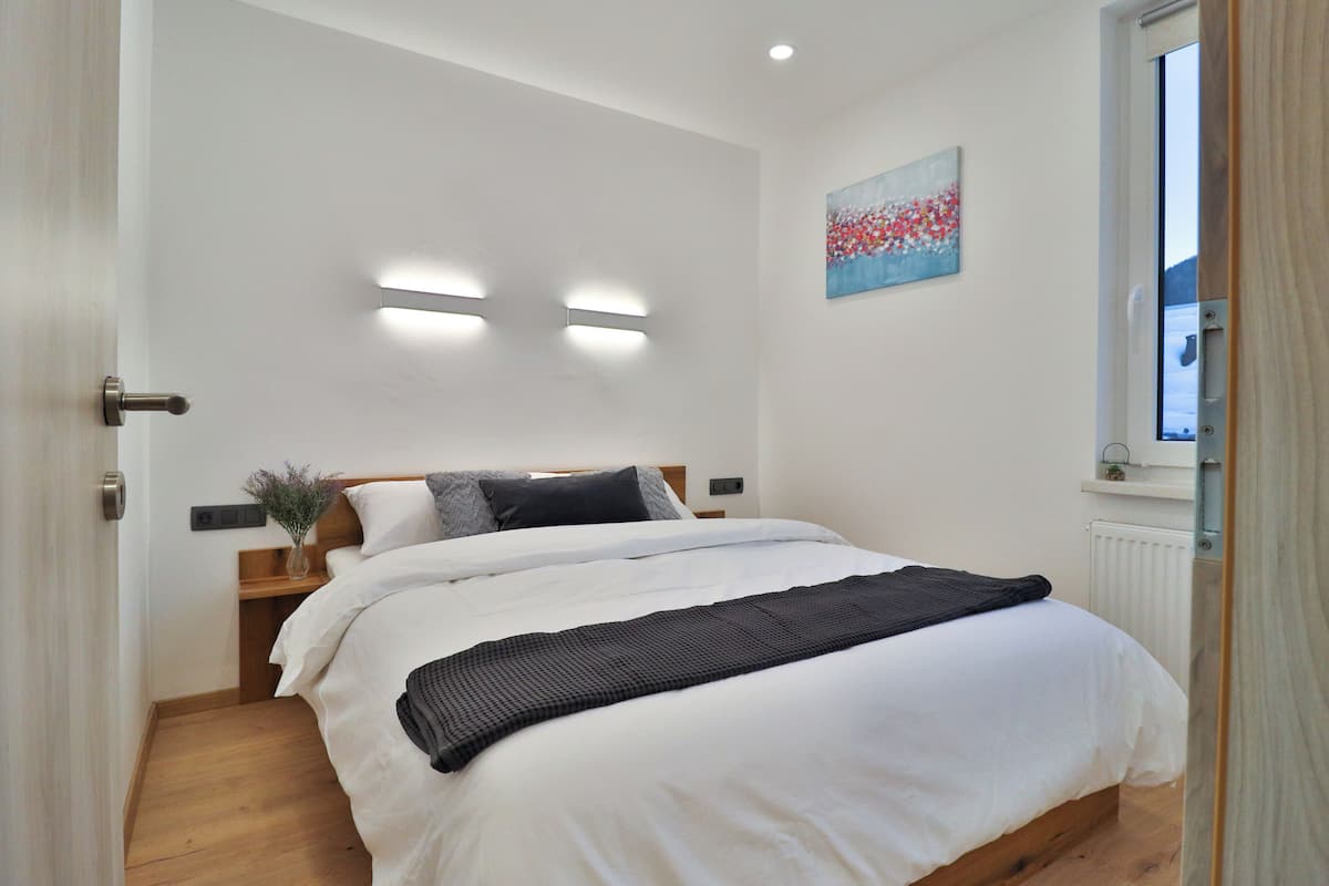 Departamento, se aceptan mascotas, vista a la montaña | Caja de seguridad en la habitación y cortinas blackout