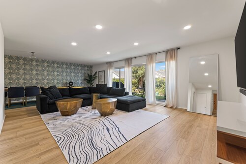 Luxury Living, spacious condo, gated w/ pool, near Sofi, Intuit, +more