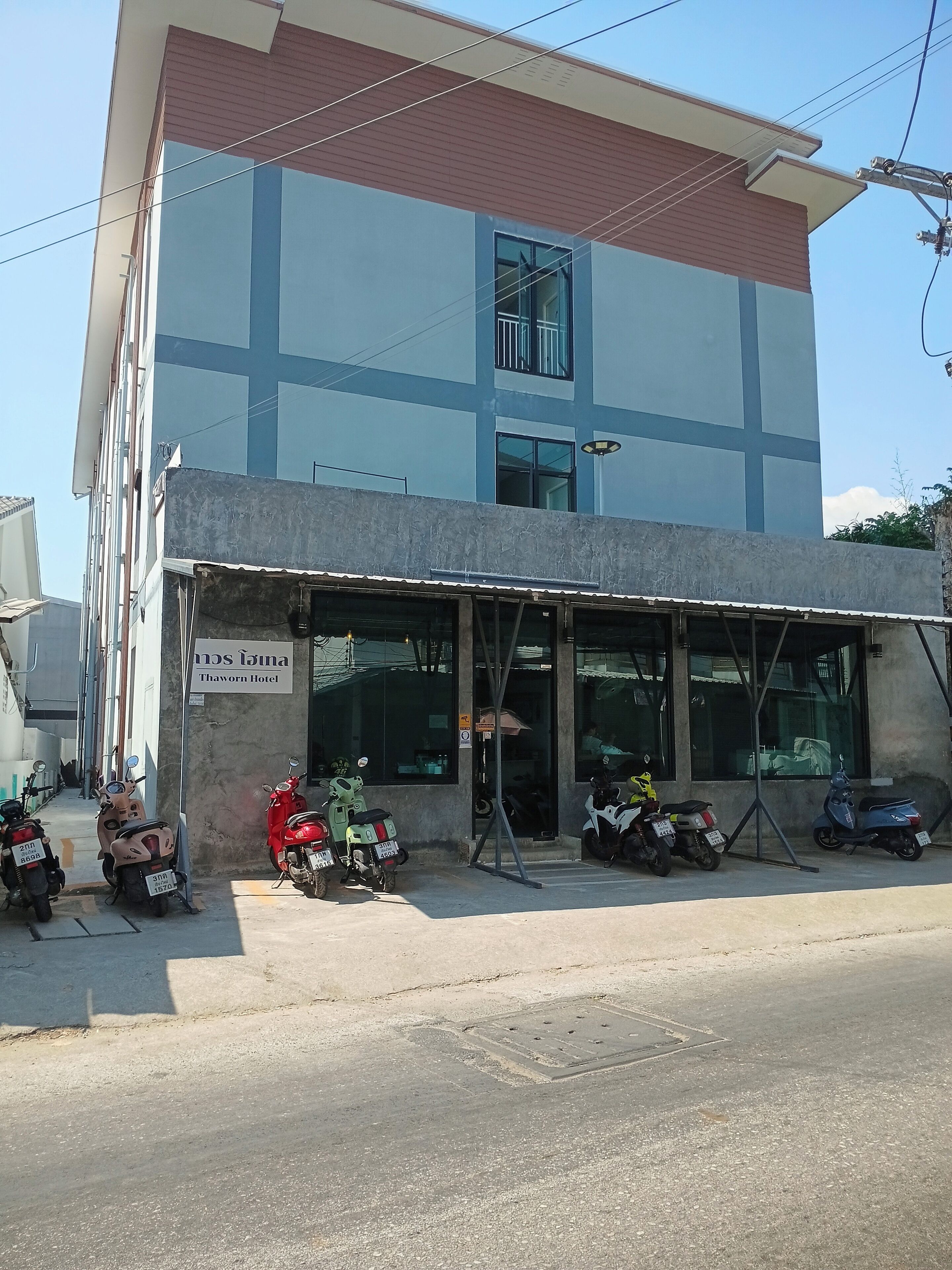A building with a sign reading "Thaworn Hotel".