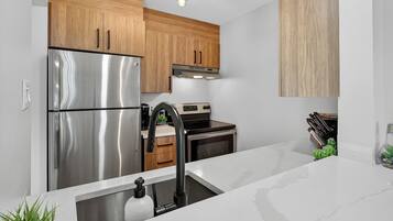 Comfort-lejlighed - bjergudsigt | Privat køkken | Køleskab/fryser i fuld størrelse, mikrobølgeovn, ovn, kogeplade