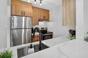 Comfort Condo, Mountain View | Private kitchen | Full-size fridge, microwave, oven, stovetop - 426 Hotel du Lac (Mont-Tremblant)