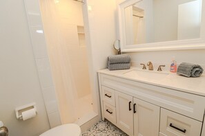 Shower, hair dryer, towels - SABTR 807-Beautiful, Updated 2 Bedroom/2 Bath Villa! (St. Augustine)