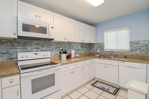 Fridge, microwave, oven, stovetop - SABTR 807-Beautiful, Updated 2 Bedroom/2 Bath Villa! (St. Augustine)