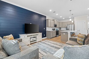 Smart TV - Blue Lagoon – 3BR PCB Townhome Near Sports Complexes, Pool Access, Sleeps 6 (Panama City Beach)