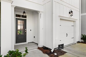 Exterior detail - Blue Lagoon – 3BR PCB Townhome Near Sports Complexes, Pool Access, Sleeps 6 (Panama City Beach)