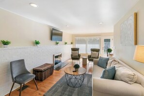 TV, fireplace - DT Libertyville home w/ 2 Fireplaces by Navy Base! (Libertyville)