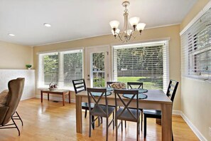 Dining - DT Libertyville home w/ 2 Fireplaces by Navy Base! (Libertyville)