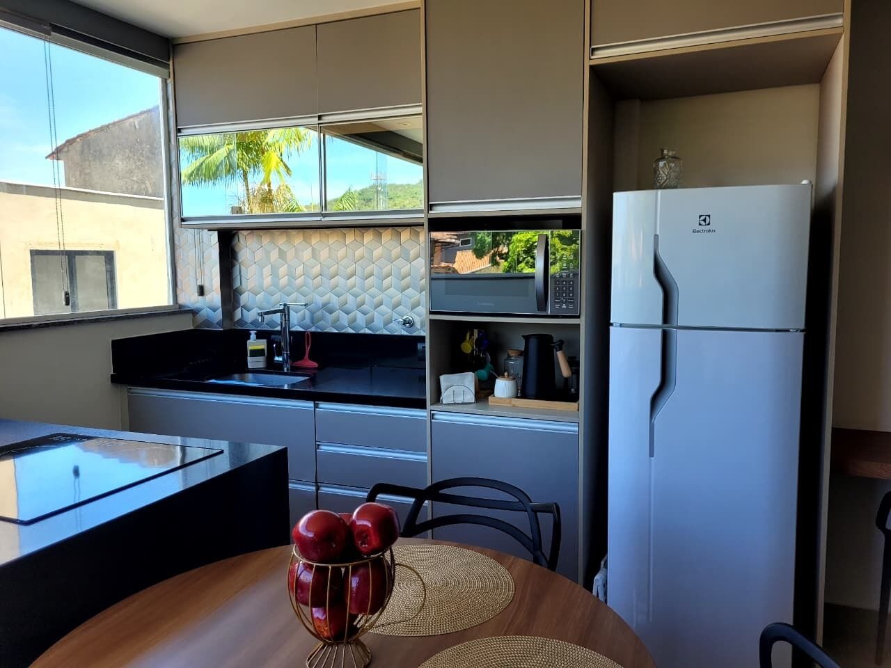 Kühlschrank, Mikrowelle, Ofen, Herdplatte