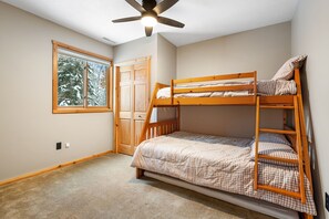 4 bedrooms, Internet, bed sheets - Charming 4-bedroom cabin on the Totogatic River in peaceful Minong (Minong)