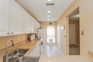 Fridge, microwave, oven, stovetop - Sea Place 15269-Beautiful Direct Oceanfront Townhome! (St. Augustine)