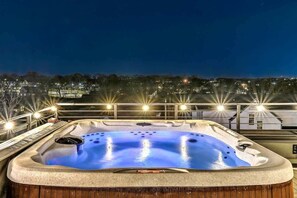Outdoor spa tub - 2 Chic Nashville Homes | Rooftops & Skyline Views (Nashville)
