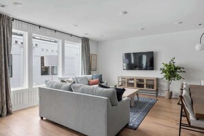TV - 2 Chic Nashville Homes | Rooftops & Skyline Views (Nashville)